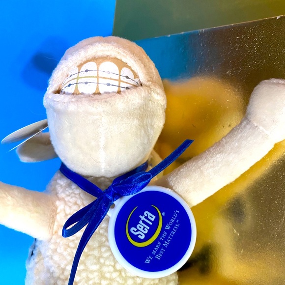SERTA COUNTING SHEEP 1/2 PLUSH 2000 NWT PLASTIC EYES & NECK TAG WEARING BRACES - Picture 8 of 10